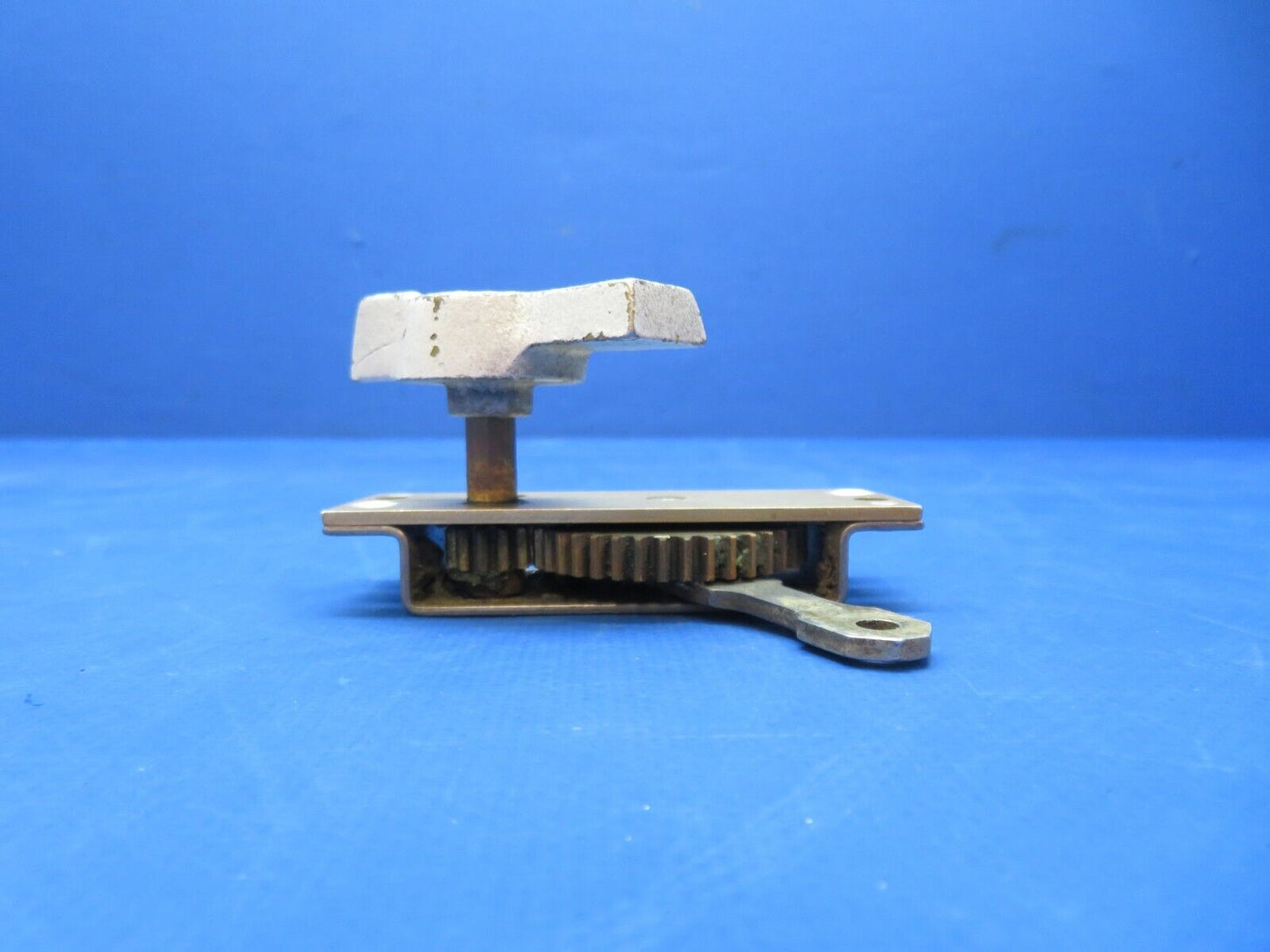 Cessna 310 / 310Q Airborne RH Fuel Selector Valve Gear Box  P/N 1M2-4 (0823-621)