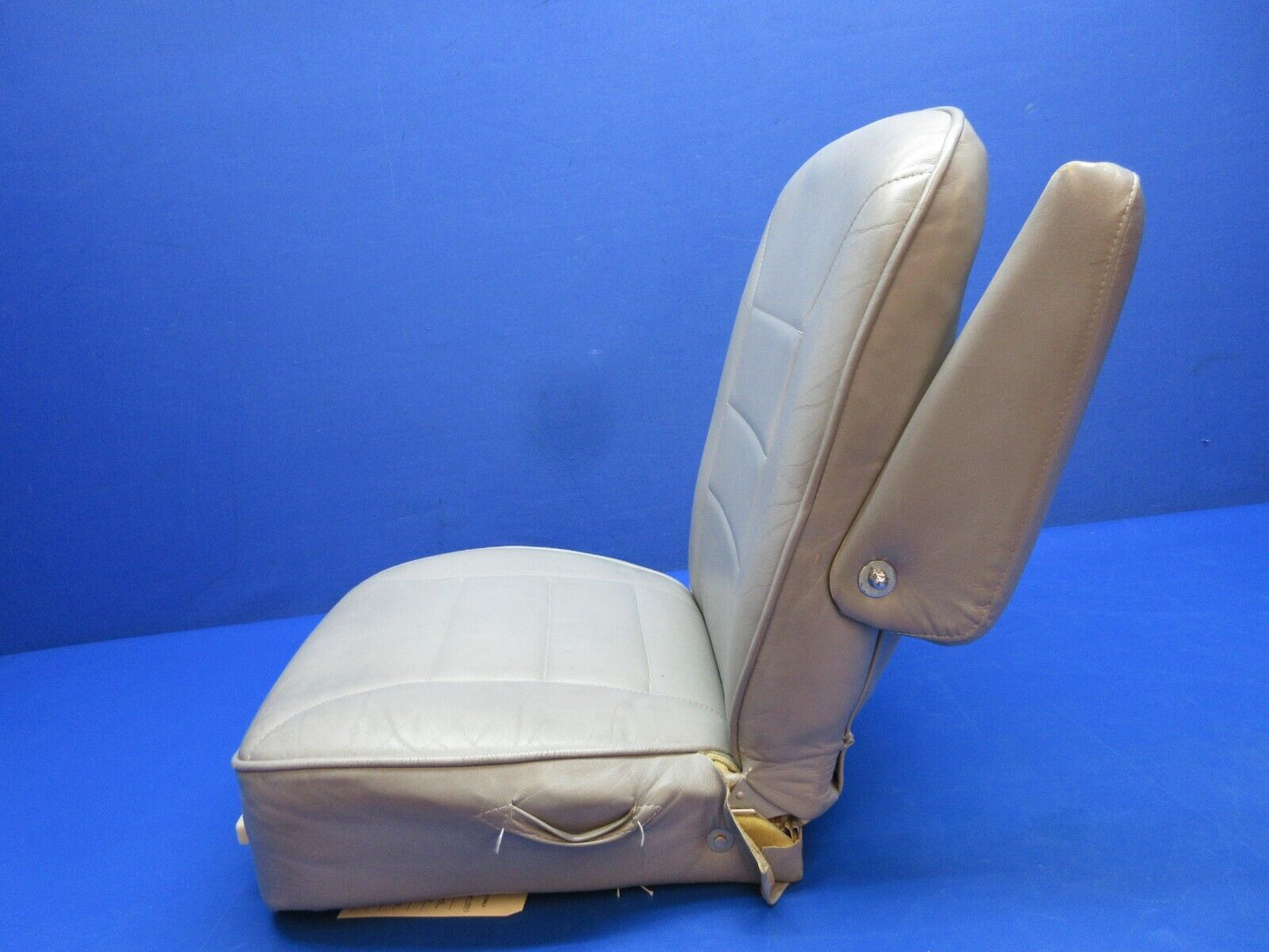 Cessna 401 / 401A Co-Pilot Seat Assy - Gray Leather P/N 5014047-4 (1223-1490)