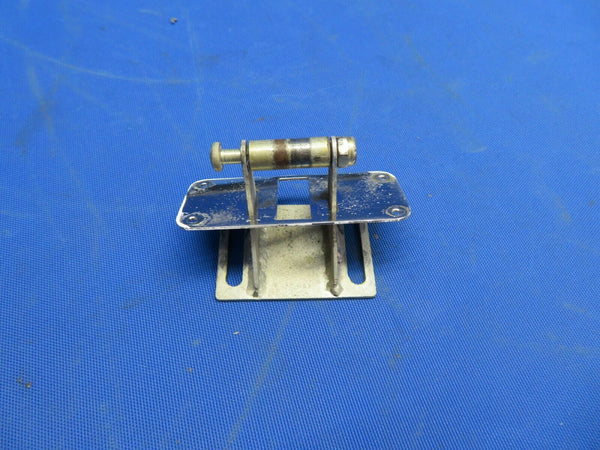 Rockwell Commander 112A Bracket RH Door Catch P/N 43714-502 (1020-332)