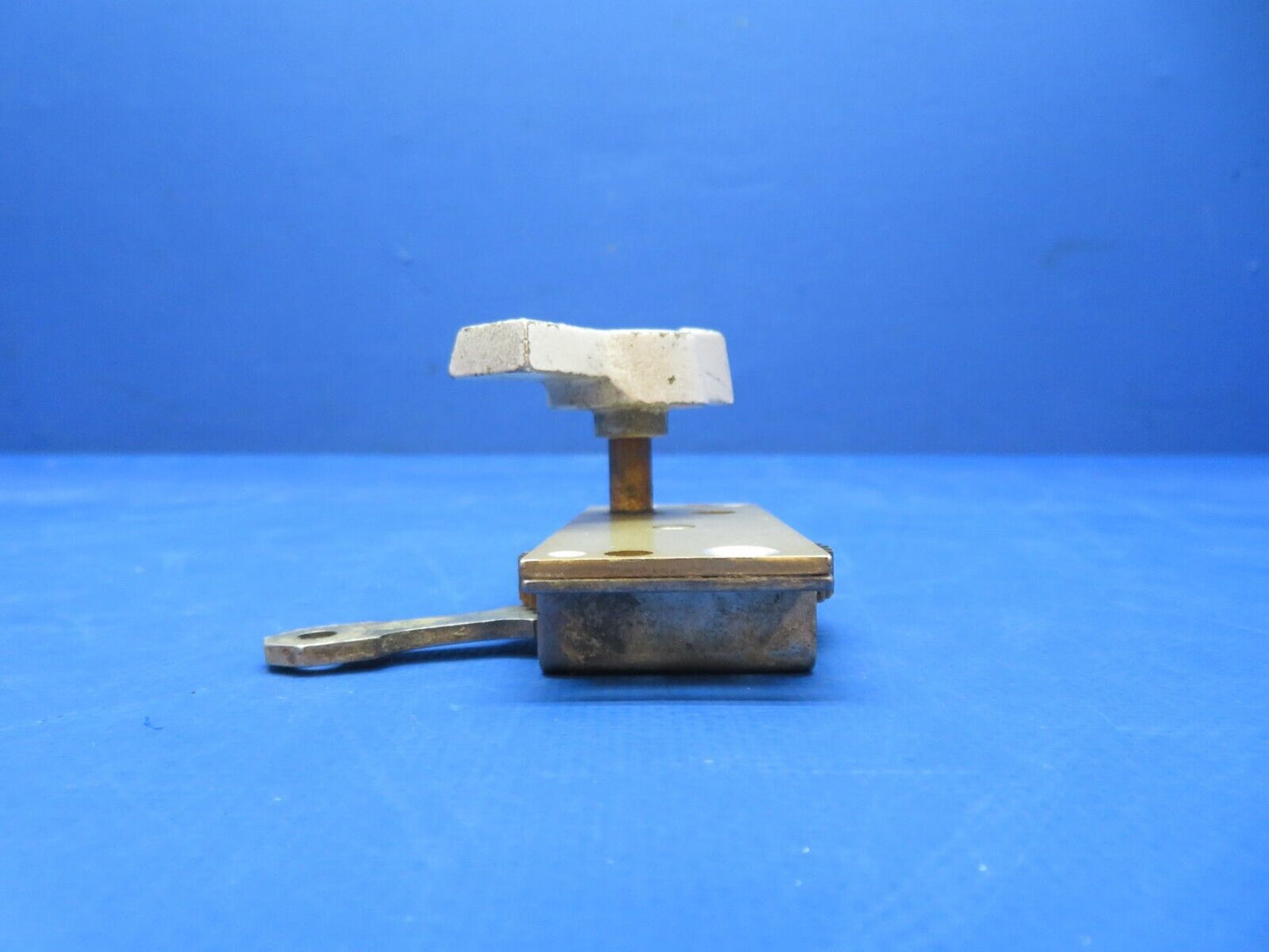 Cessna 310 / 310Q Airborne RH Fuel Selector Valve Gear Box  P/N 1M2-4 (0823-621)