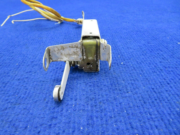 1956 Cessna 310 Main Gear Micro Switch Bracket P/N 0841000-14, 1VA20 (0522-336)