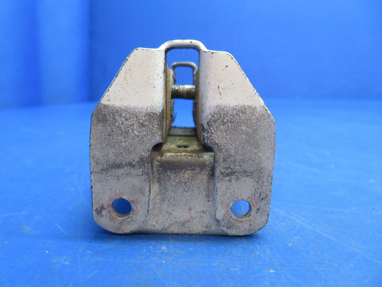 Beech 95-B55 Baron OTBD Aileron Hinge Assy P/N 35-135025-32 (0123-587)