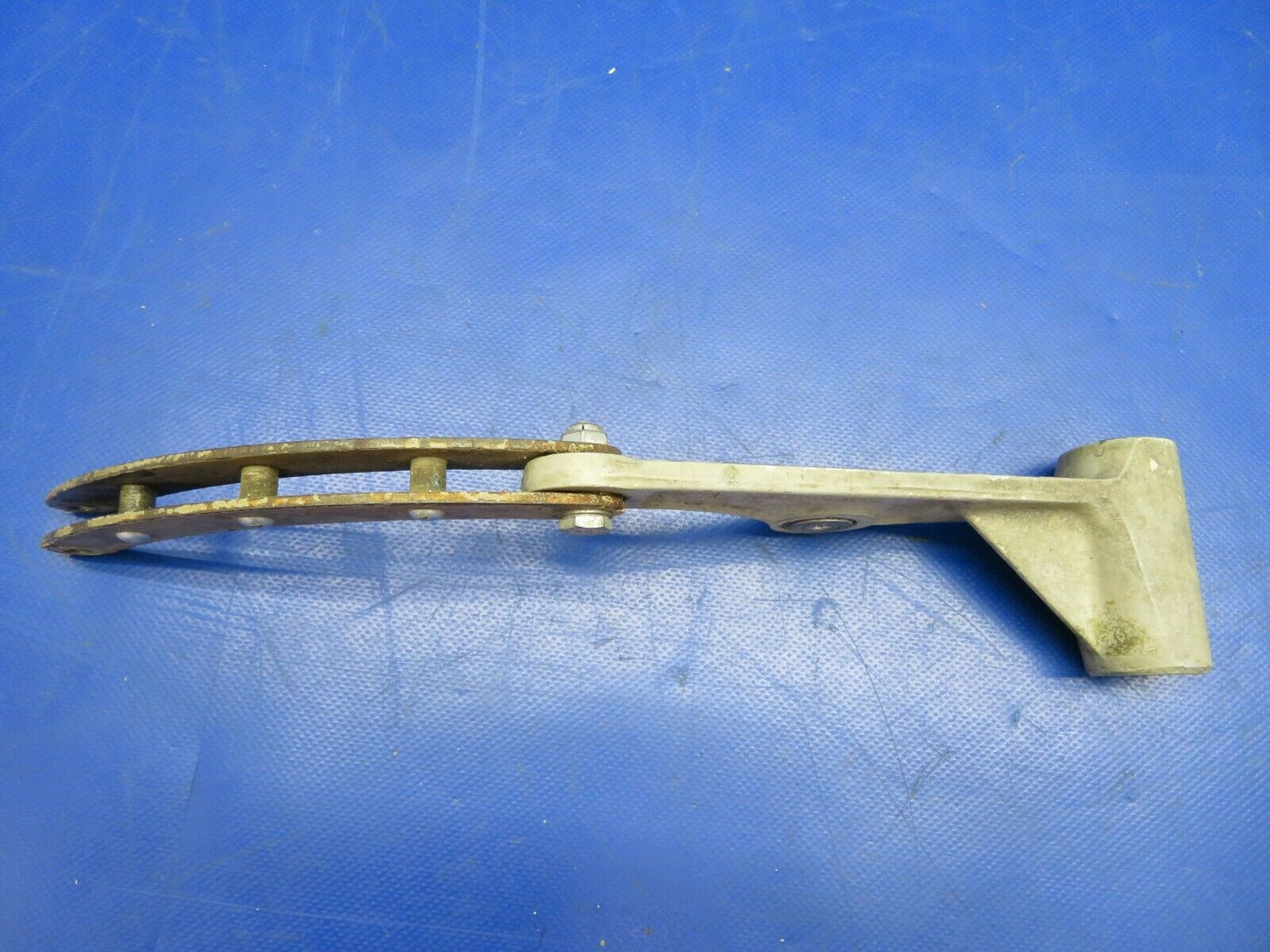 Cessna 310P Bellcrank Assy LH Main Gear P/N 0841104-3, 0843500-6 (0620-739)