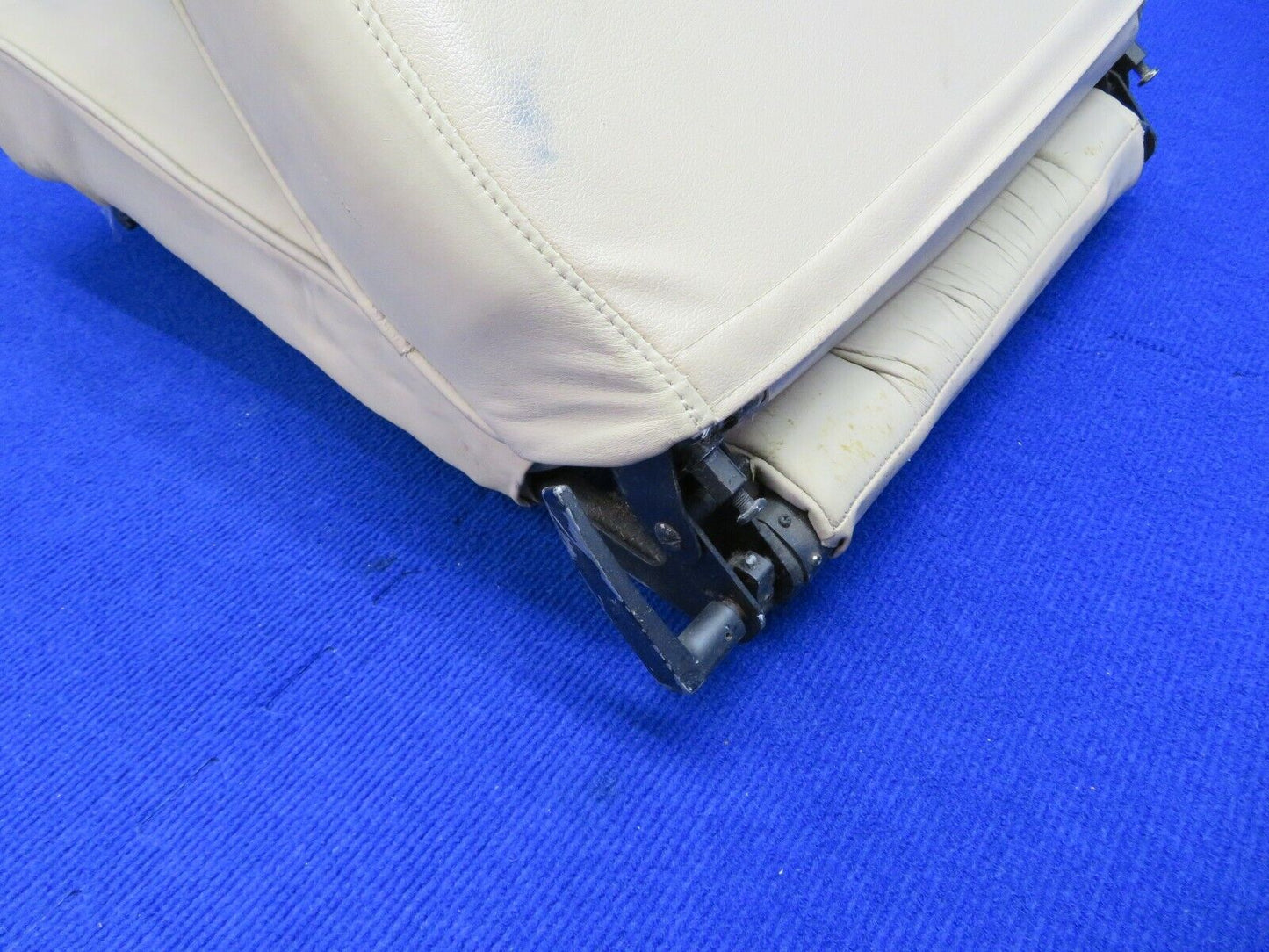 Piper Arrow PA-28R-201T Rear Seat LH P/N 96827-022 (1121-115)