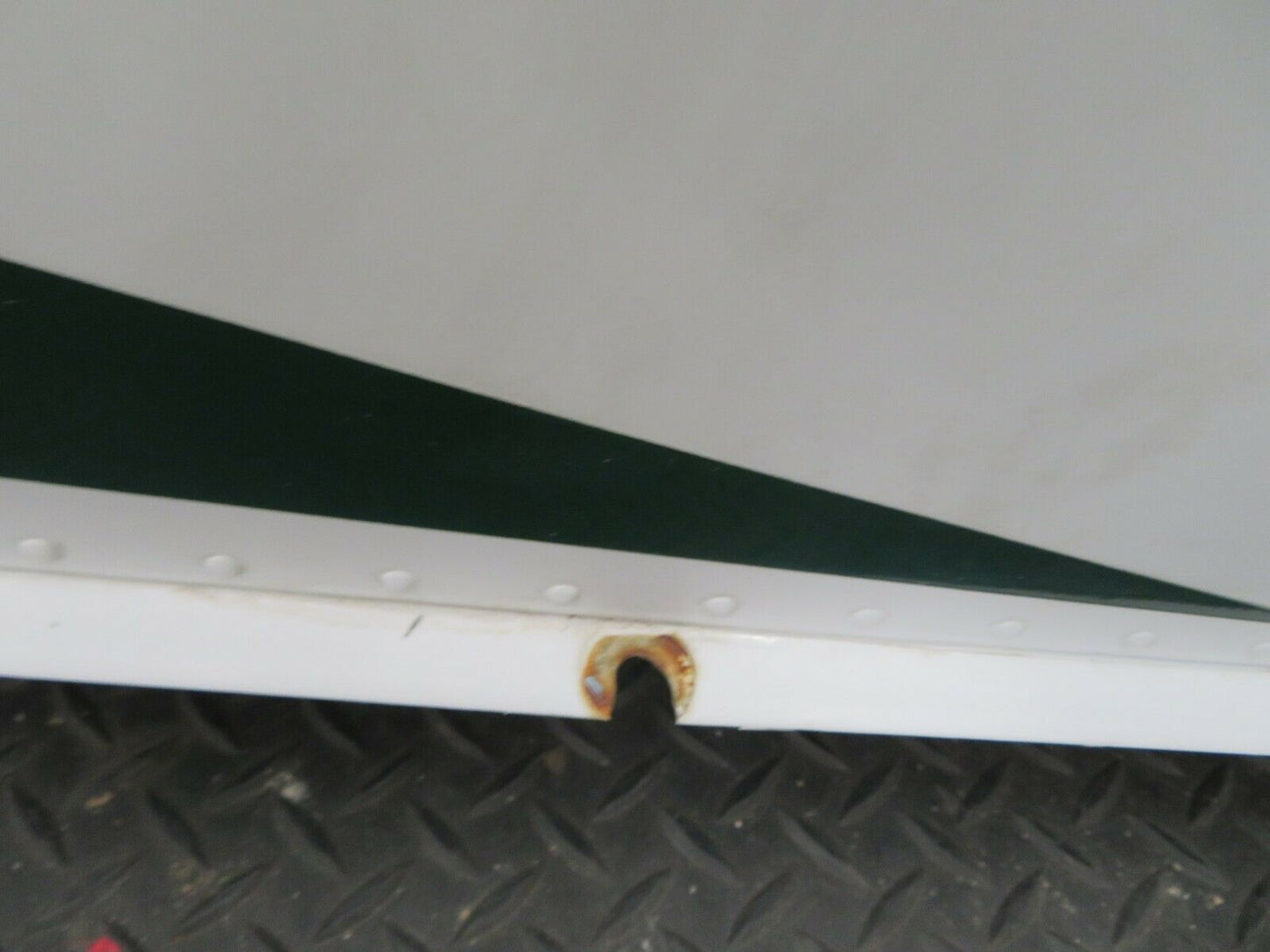 Cessna 182P / 182 Vertical Fin 1231000-23, 1231000-24 (0320-41)