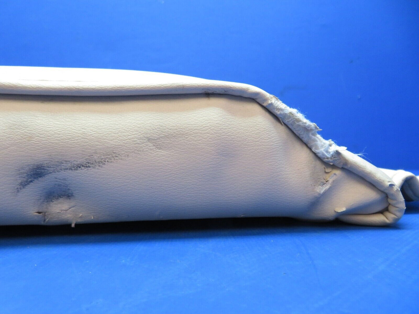 Piper PA-28-140 Rear Seat Assy P/N 65515-05 Cream Vinyl (1123-123)