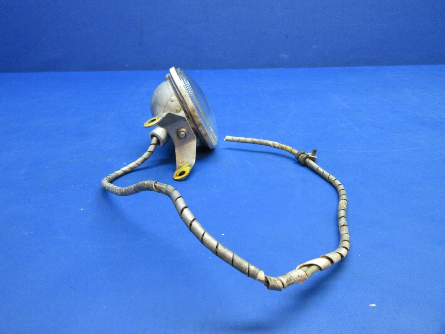 Cessna 310 / 310F Taxi Light Assy w/o Retainer Ring P/N 0842215-8 (1123-819)