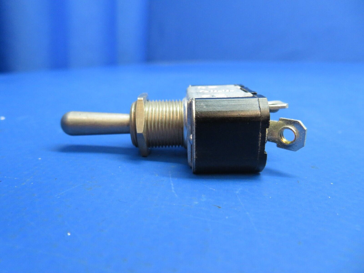 Cutler Hammer Toggle Switch P/N M535058-21 LOT OF 4 NOS (1222-930)