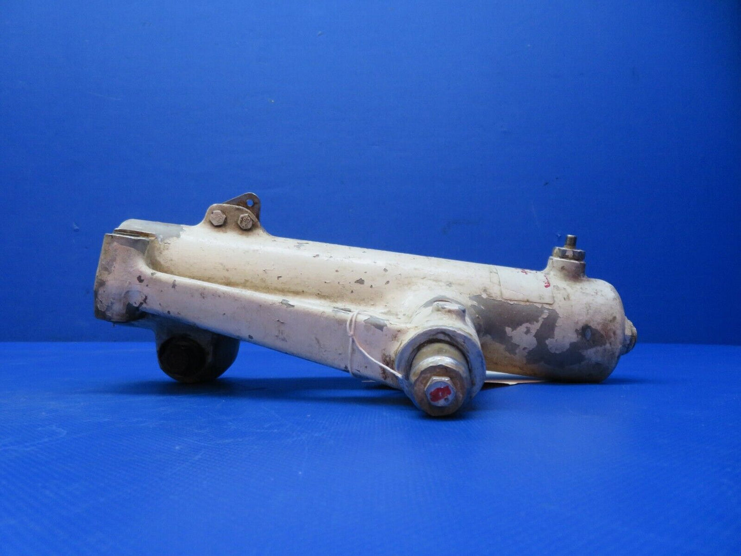 Piper PA-28R-180 RH MG Trunnion Assy P/N 67926-05 (1223-331)