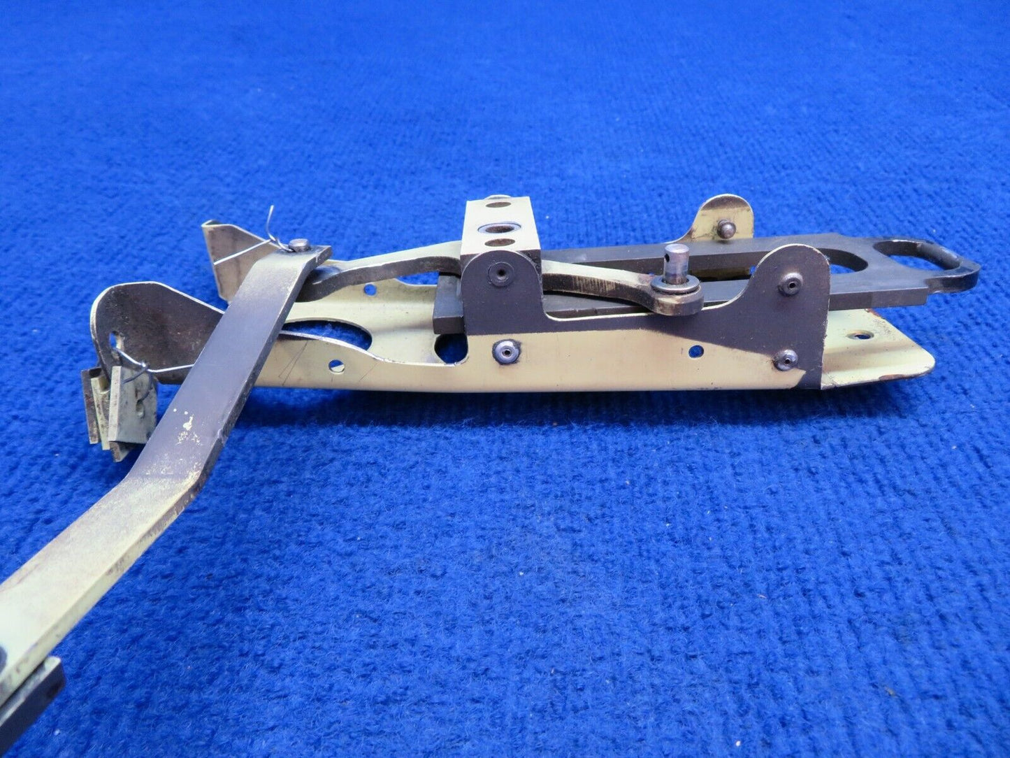Socata FWD RH Box Assy Door Latch Mechanism w/ Handle P/N 25025005 (0622-907)