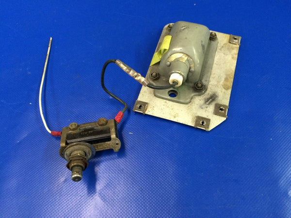 Beech Baron 58 Nose Baggage Light and Actuator Switch P/N B3555A307 (1116-37)
