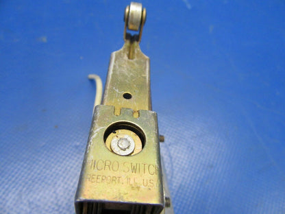 Cessna 310 / T310Q Switch & Bracket Nose Gear Down 843408-2, B27RT04 (0519-475)