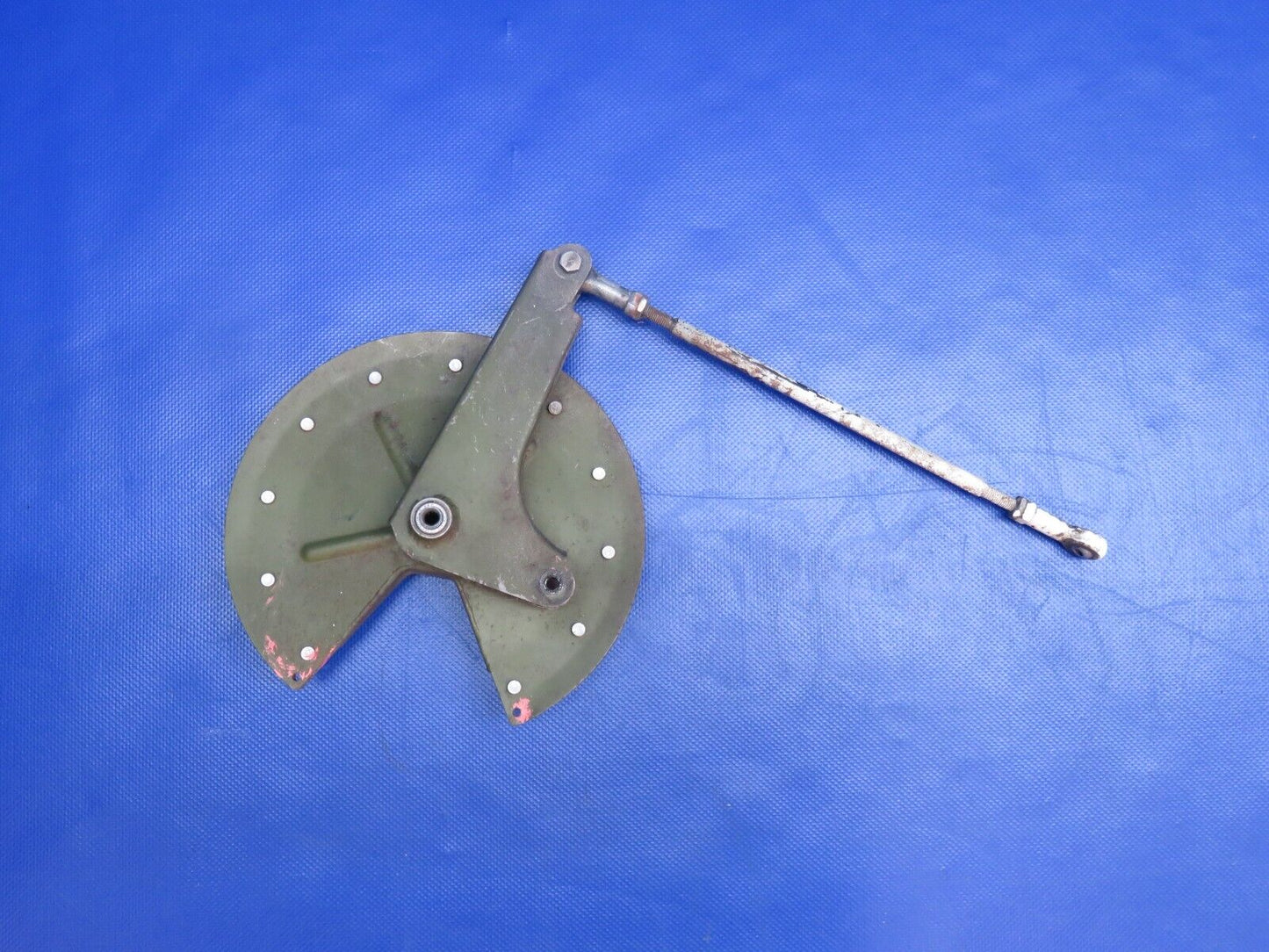 Cessna 210 RH Flap Bellcrank Assy w / Push Rod P/N 1262029-2 (0124-1137)