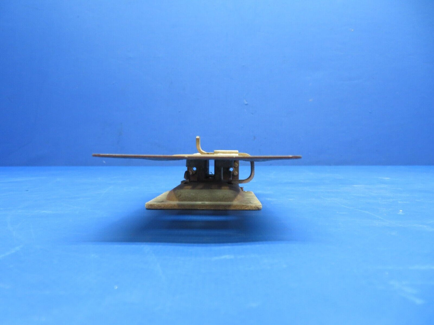 Cessna 150 / 150L RH Cabin Door Latch Assy P/N 0413387-4 FOR PARTS (0823-726)