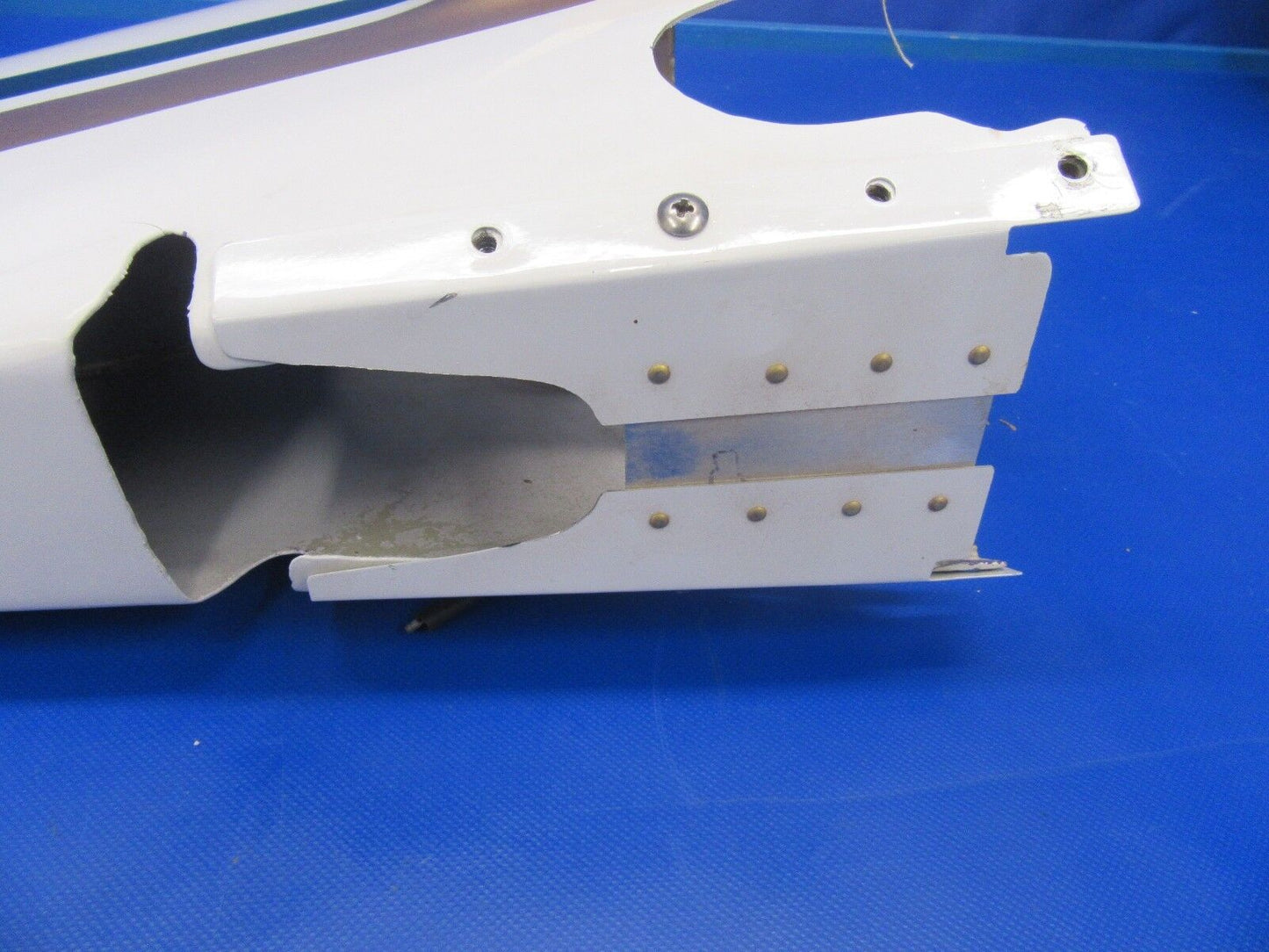 Beech Baron E55 / 58 Tail Cone w/ Strobe Light P/N 96-440011-605 (1117-139)