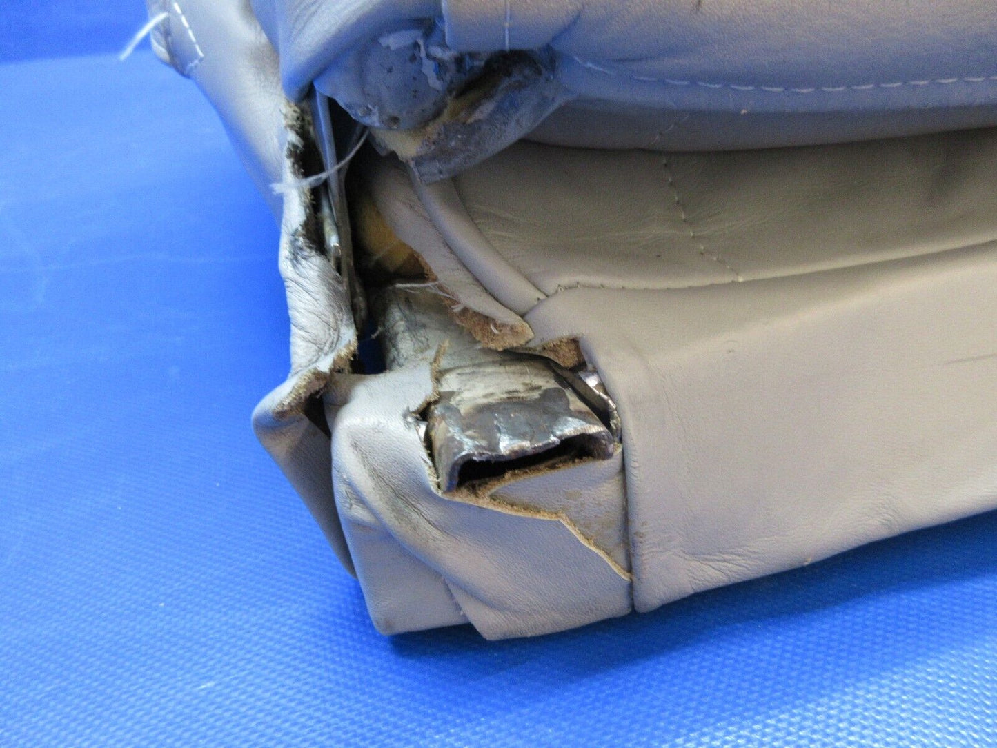 Cessna 401 / 401A Pilot Seat Assy - Gray Leather P/N 5014047-3 (1223-1491)