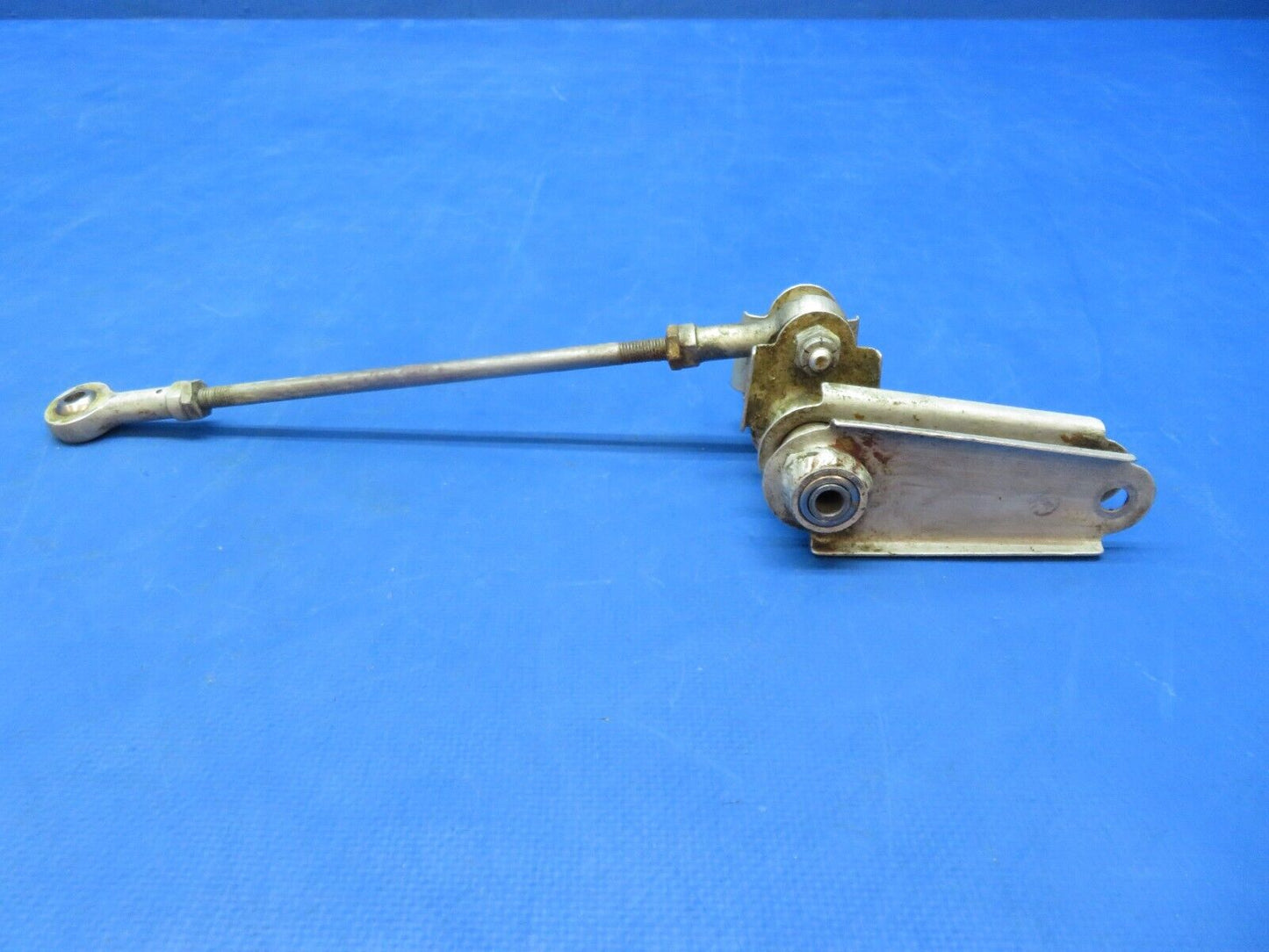 Early Cessna 310 / 310B OTBD Bellcrank RH OTBD Flap P/N 0862100-16 (1223-148)