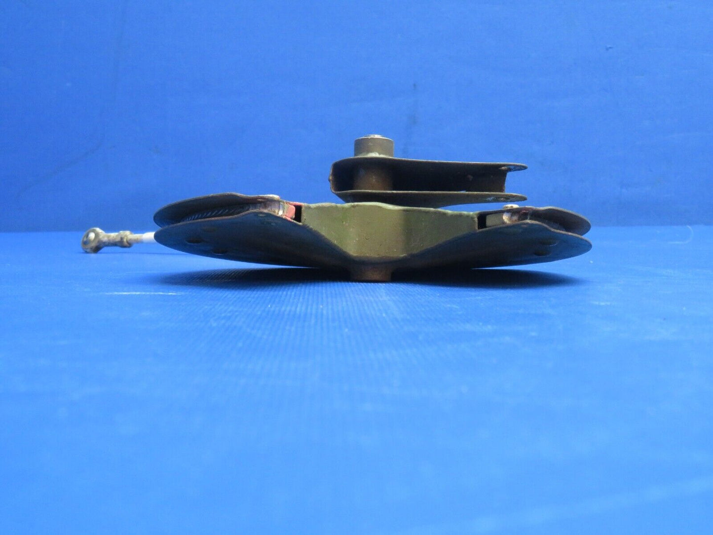 Cessna 210 RH Flap Bellcrank Assy w / Push Rod P/N 1262029-2 (0124-1137)