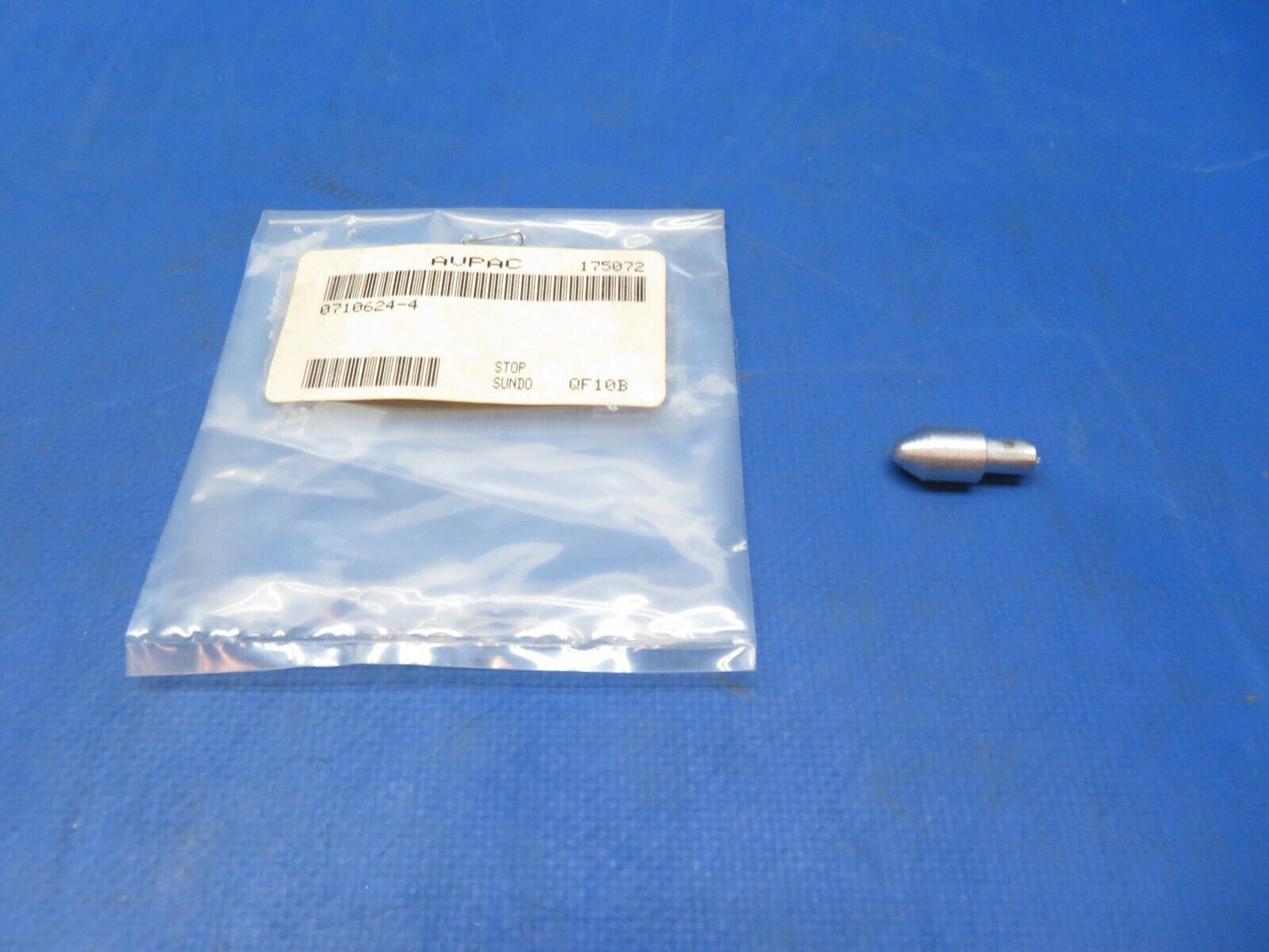 Cessna Stop Assy P/N 0710624-4 NOS (1023-220)