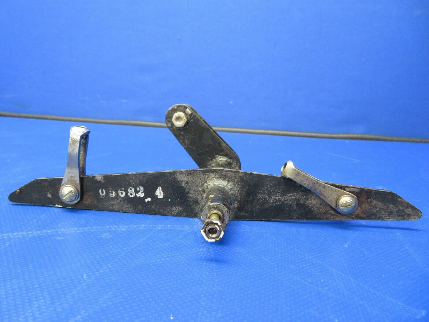 Piper PA-32RT-300 Lance Aileron Bellcrank LH P/N 95680-00, 95680-000 (0521-798)