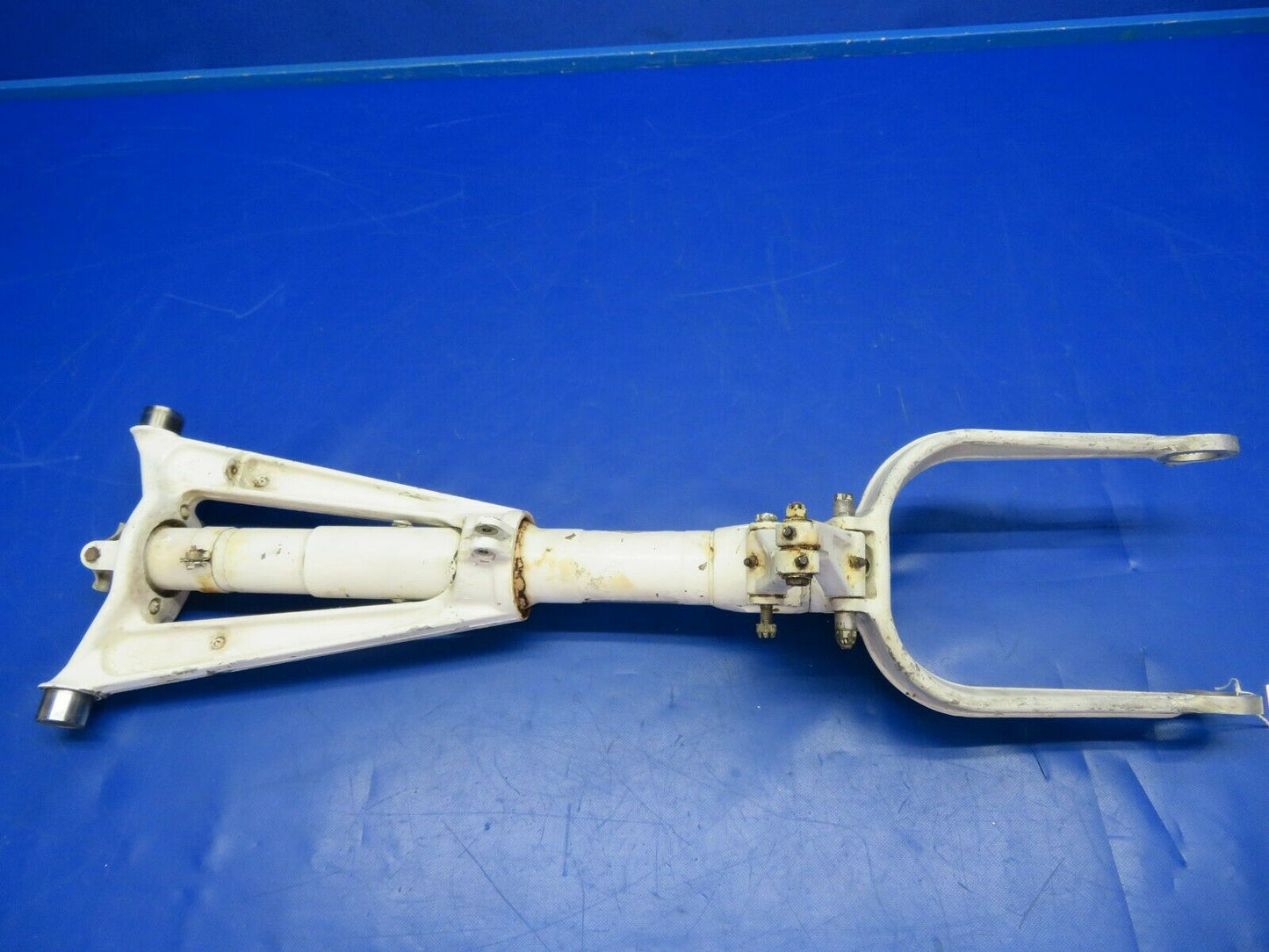 Cessna 310P Nose Gear Strut Assy Trunnion P/N 5842000-213 (0620-691)