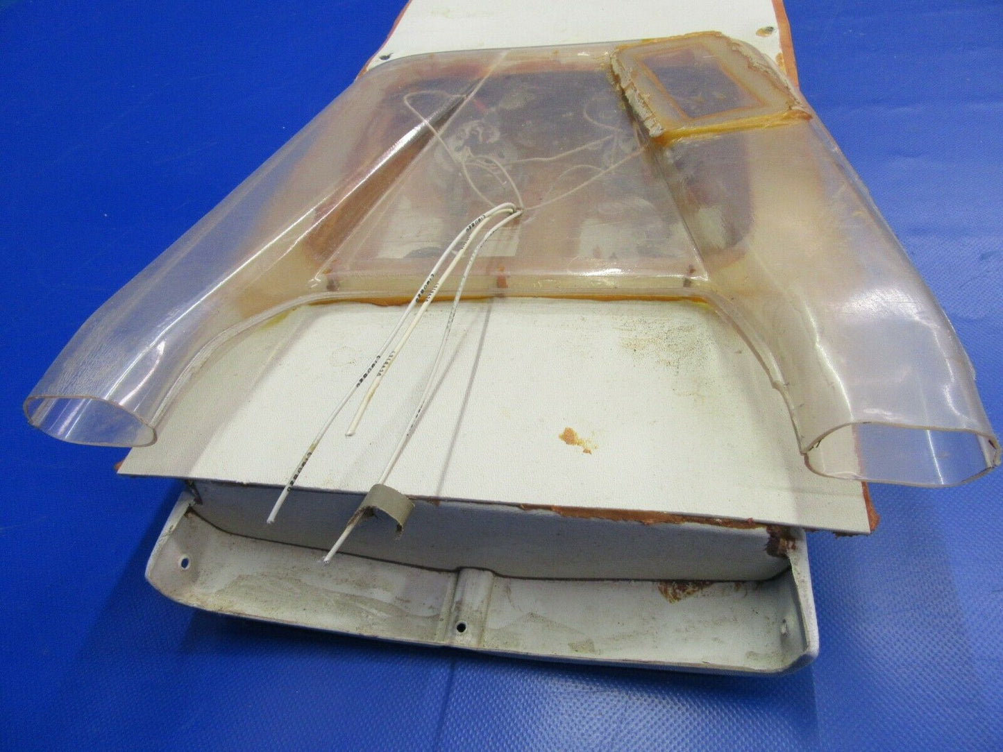 Beech Baron 58P Panel / Headliner Air Vent & Light 102-530063-3 (0420-214)