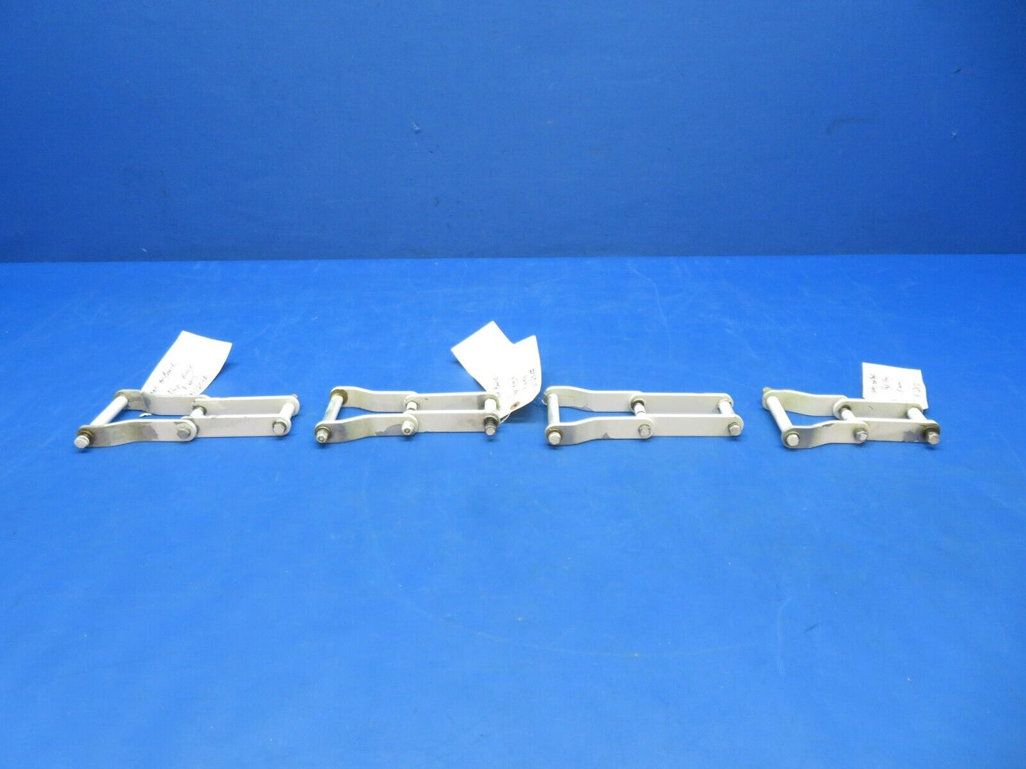 Cessna 310 / 310Q Right Wing Flap Scissors Assy P/N 0862101 LOT (0923-697)