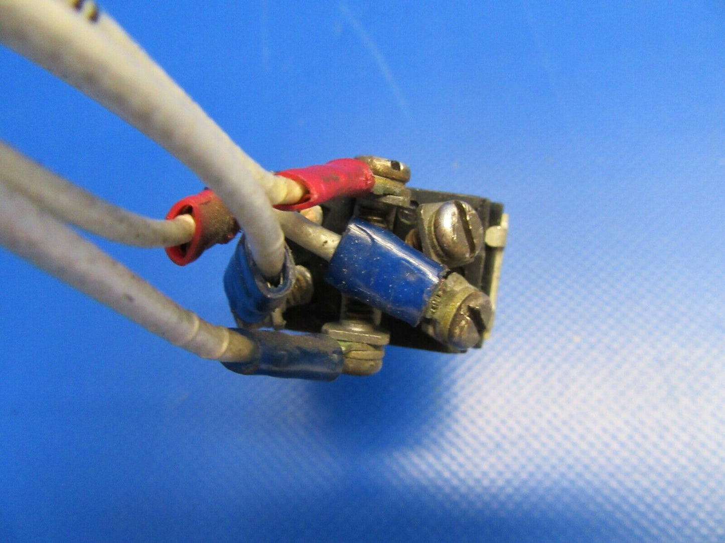 Cessna 310 / T310Q Gear Up Down Switch 0813525-4, MS25126-E1 (0619-370)