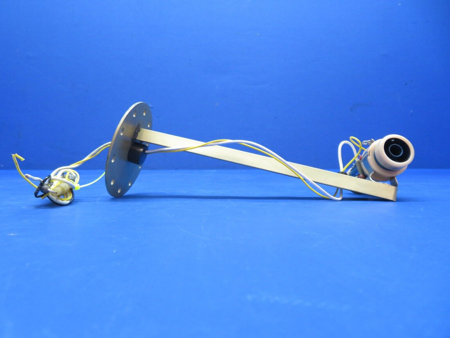 Cessna 310 / 310Q CAS RH OTBD Fuel Sensor w/ Mount P/N 9910082-11 (0823-669)