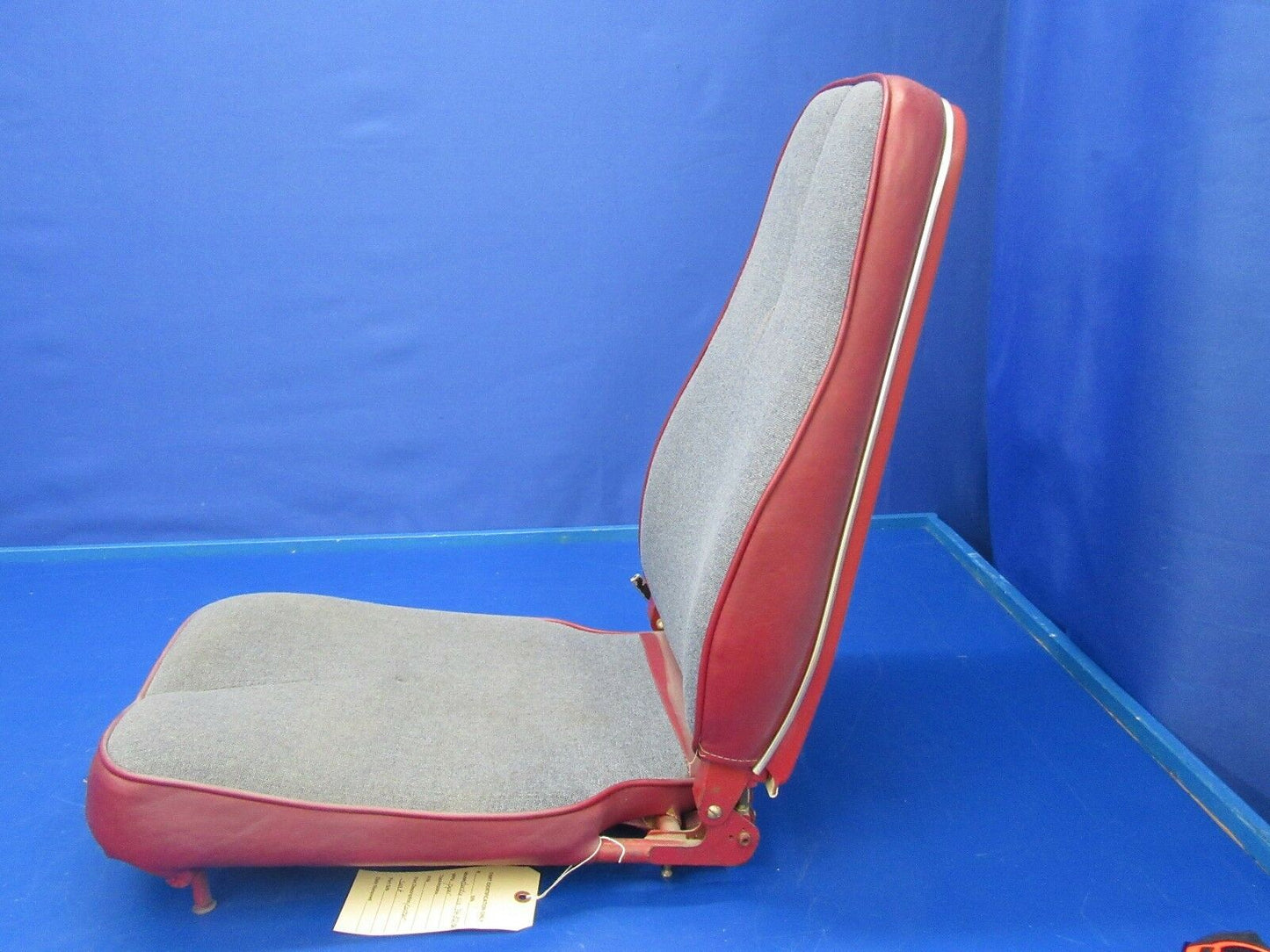 Piper PA-32 Cherokee Six Center Seat Red Leather / Gray Upholstery (0418-196)