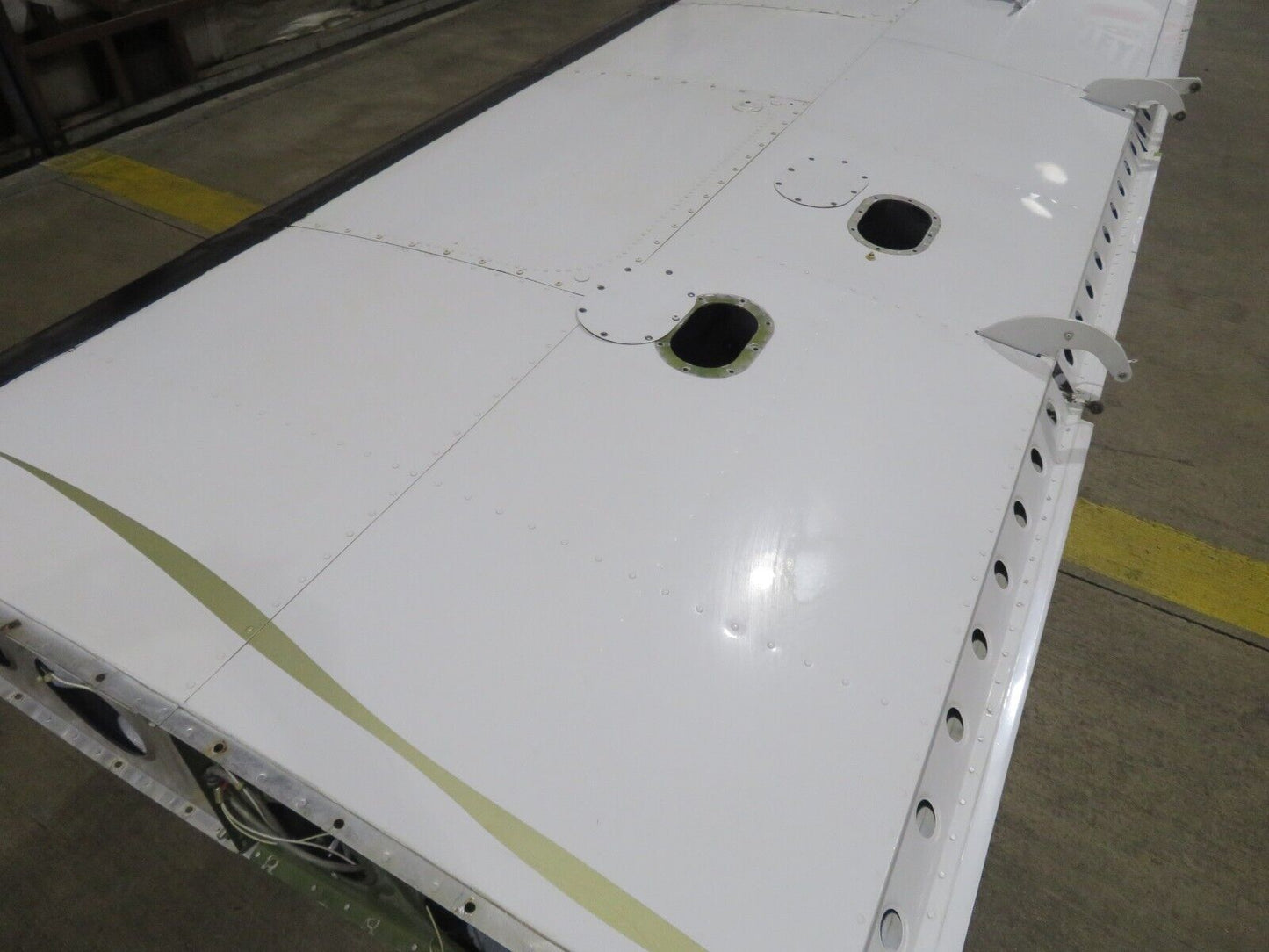 1980 Piper PA-34-200T Seneca II RH Wing P/N 37093-13R w/ De-ice (0224-94)