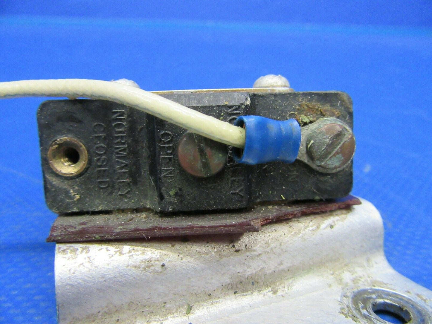 Cessna 310 / T310Q Switch & Bracket Nose Gear Down 843408-2, B27RT04 (0519-475)