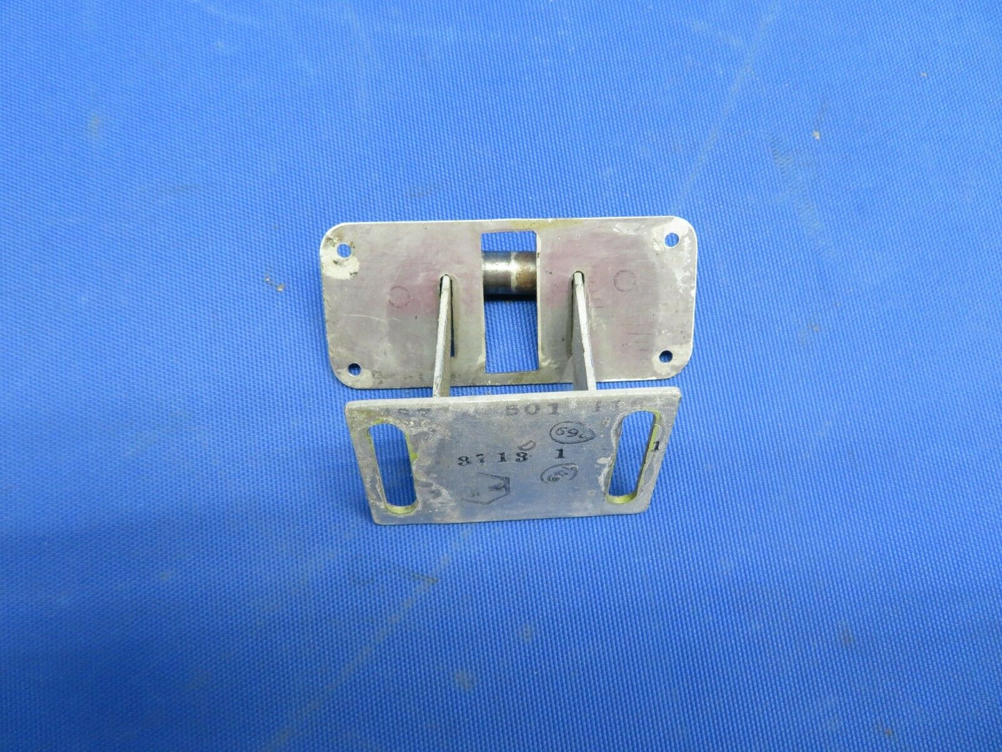 Rockwell Commander 112A Bracket RH Door Catch P/N 43714-502 (1020-332)