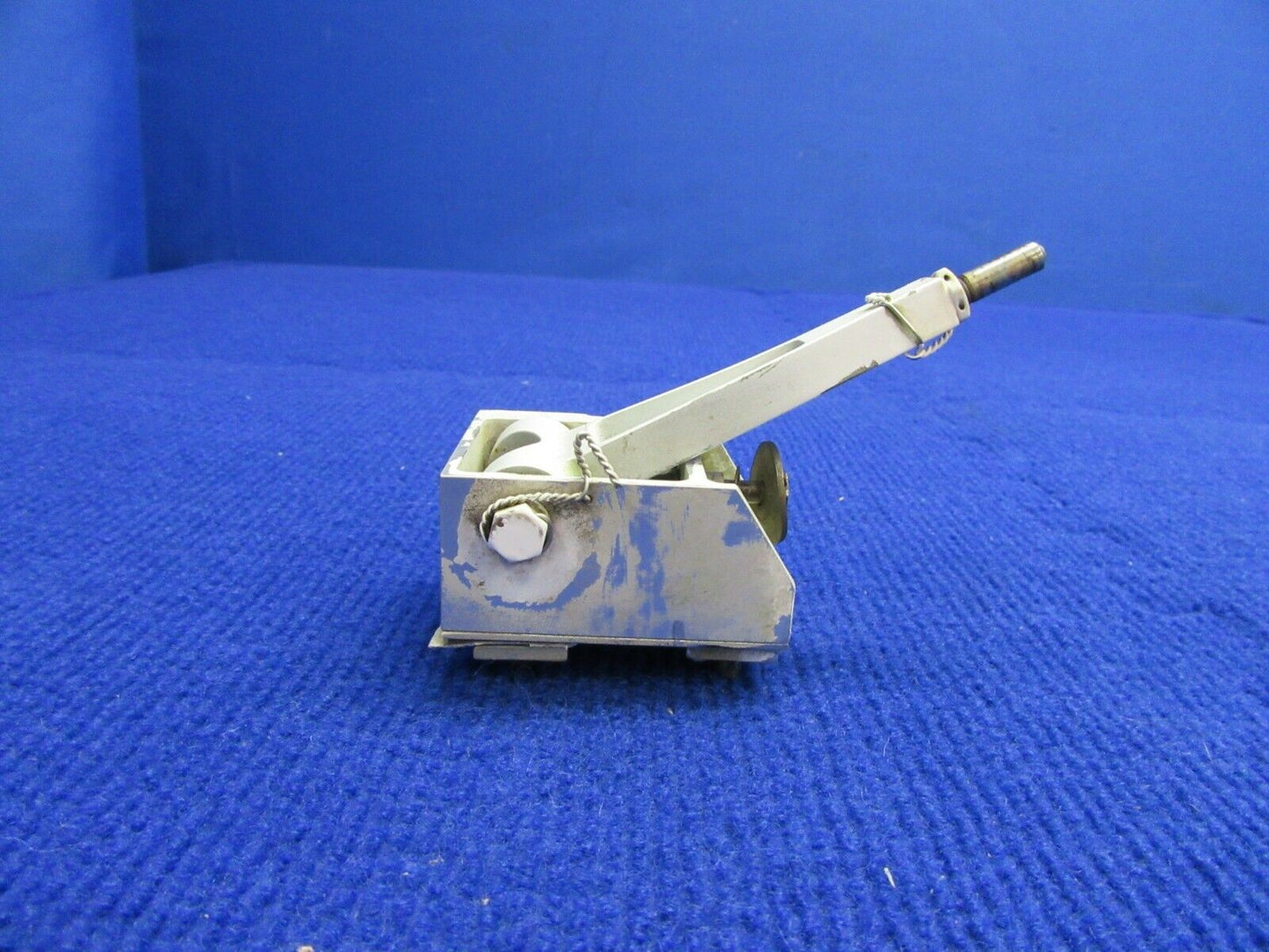 Cirrus Aileron Actuation Arm & INBD Hinge Attach Bracket RH 16790-001 (0122-305)