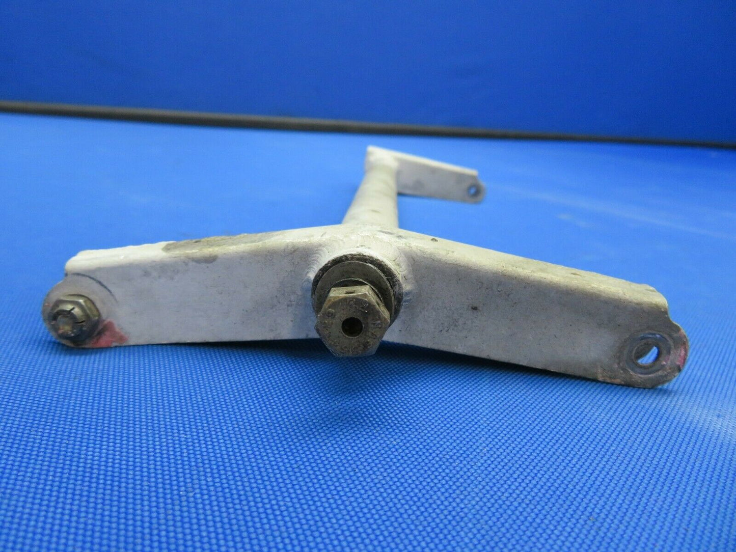 Cessna 210L Torque Tube Assy Nose Gear Door P/N 1217025-1 (0820-476)