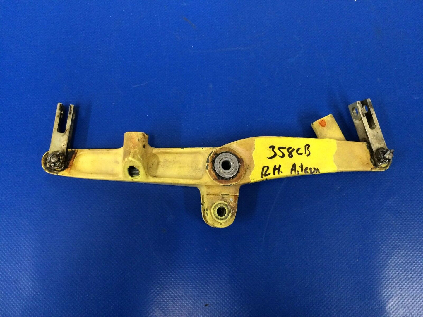 Beech Baron 58 Bellcrank Assy Aileron RH P/N 35-521158-8 (0217-04)