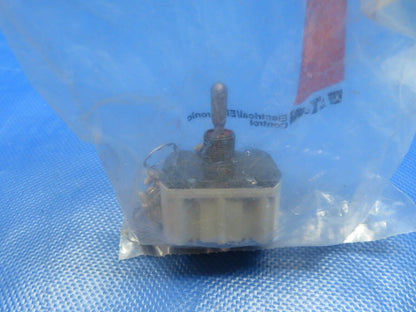 Cutler-Hammer / Eaton Switch Toggle P/N 8502K2 LOT OF 2 NOS (0224-229)
