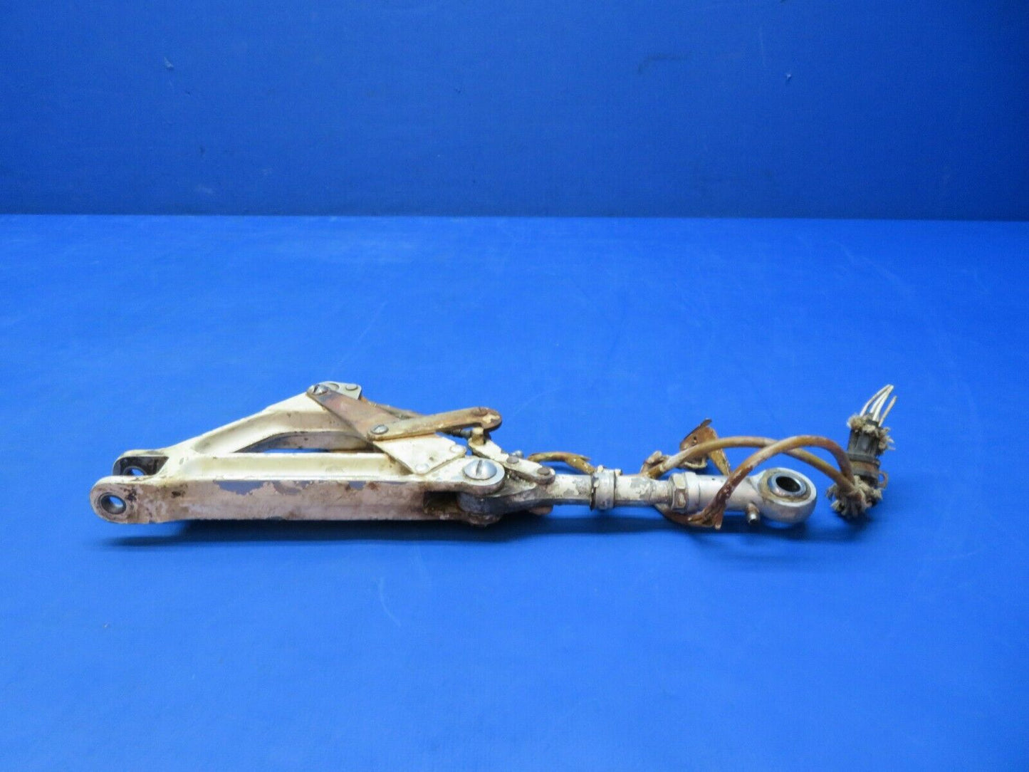 Piper PA-28R-180 Main Gear Truss LH Assy P/N 67025-05 (1123-495)