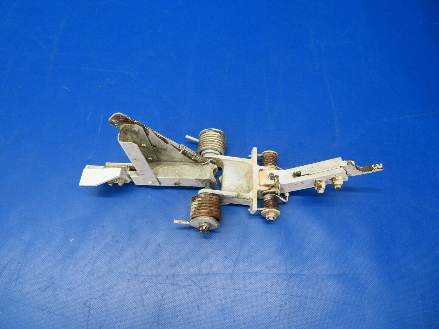 Beech Baron E-55 Down & Uplock Main Gear Retract LH P/N 60-810092-19 (0120-143)