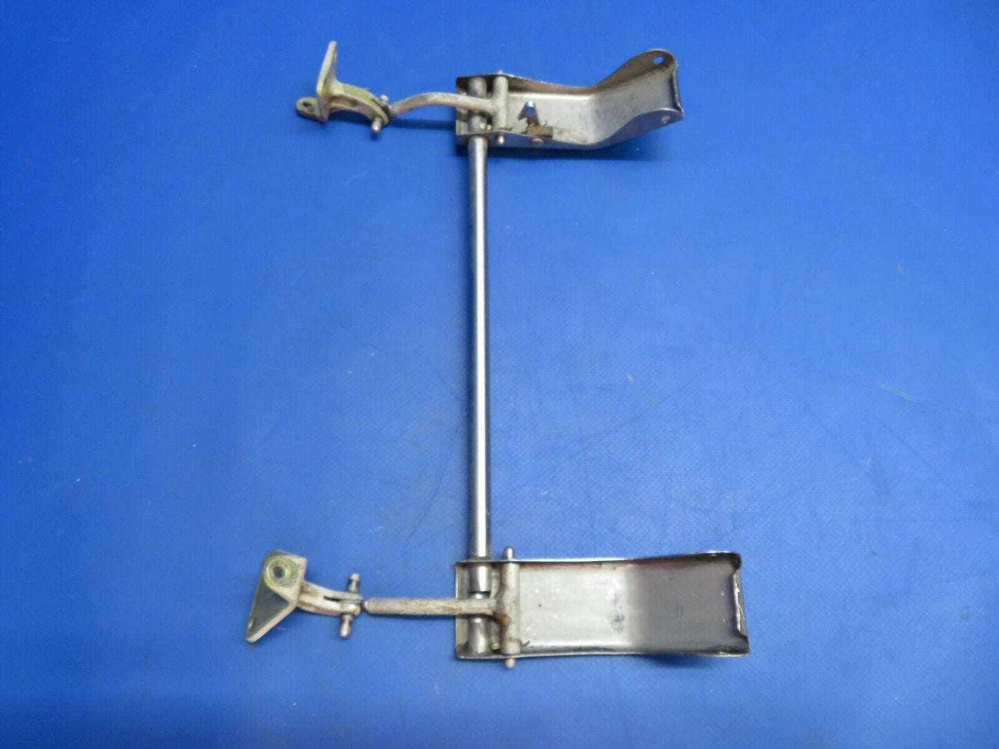 Beech 95-B55 Baron Latch Assy Rear LH Window P/N 35-410291-631 (1222-970)