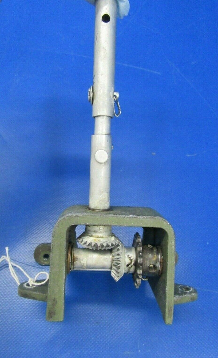 Cessna 310 Bracket & Gearshaft Emergency Extension P/N 0843400-48 (0219-72)