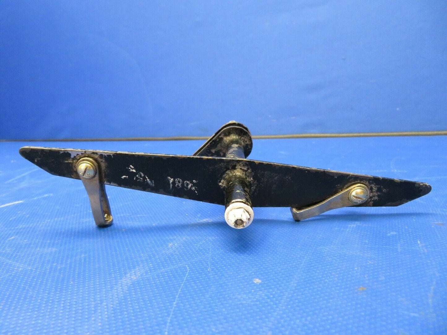 Piper PA-32RT-300 Lance Bellcrank Aileron RH P/N 95680-01 (0521-763)