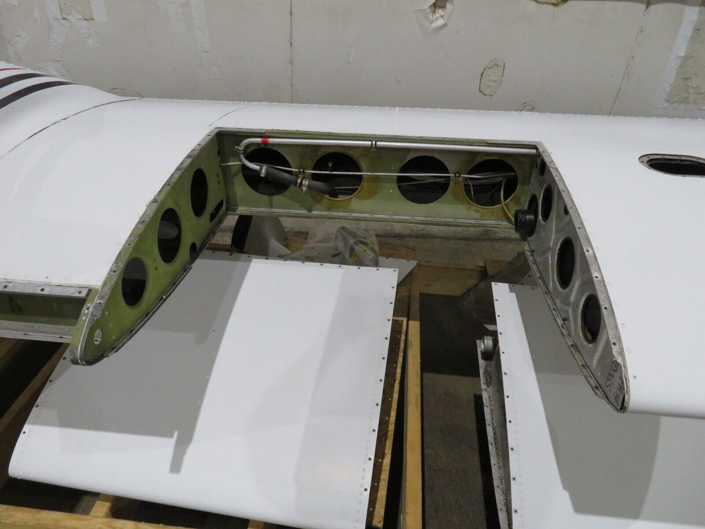 1978 Piper PA-34-200T Seneca LH Wing P/N 37093-03 (0423-104)