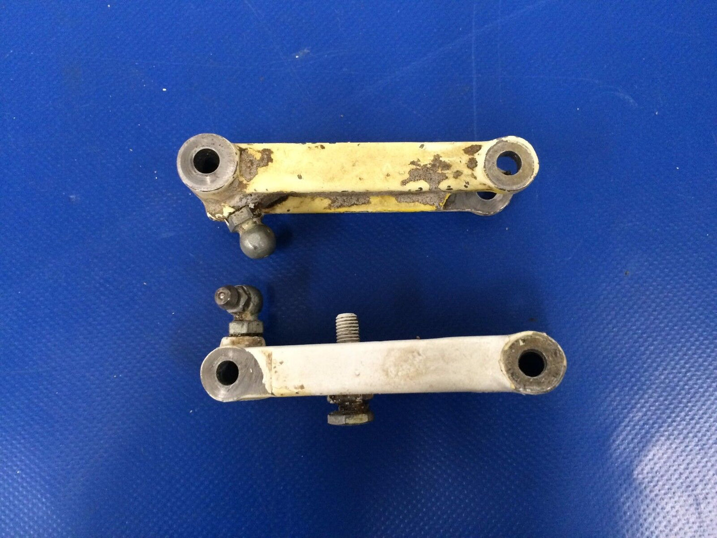 Beech Baron Link Assy Nose Gear P/N 35-825173-2 & 35-825035-2 (0117-89)