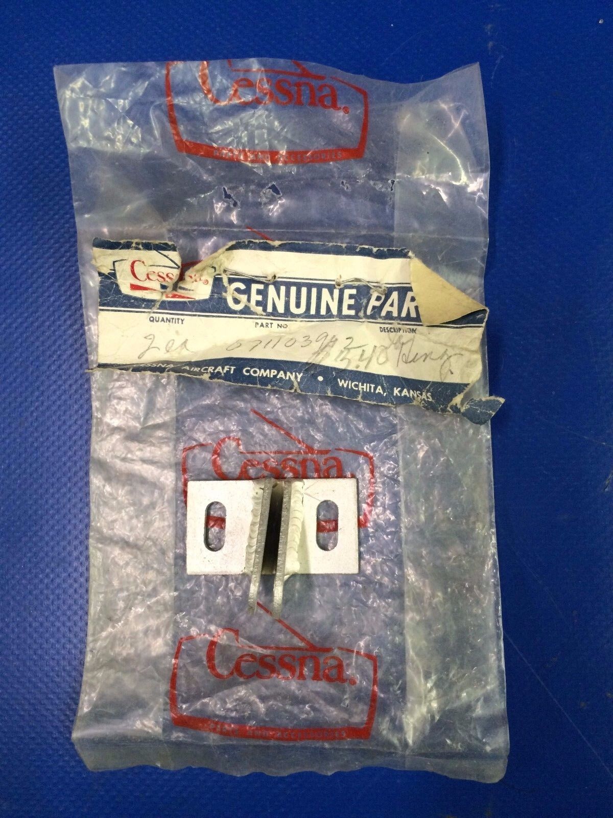 Cessna 182 - 210 Hinge Assy Cabin Door RH P/N 0711039-2 NOS (1216-41)