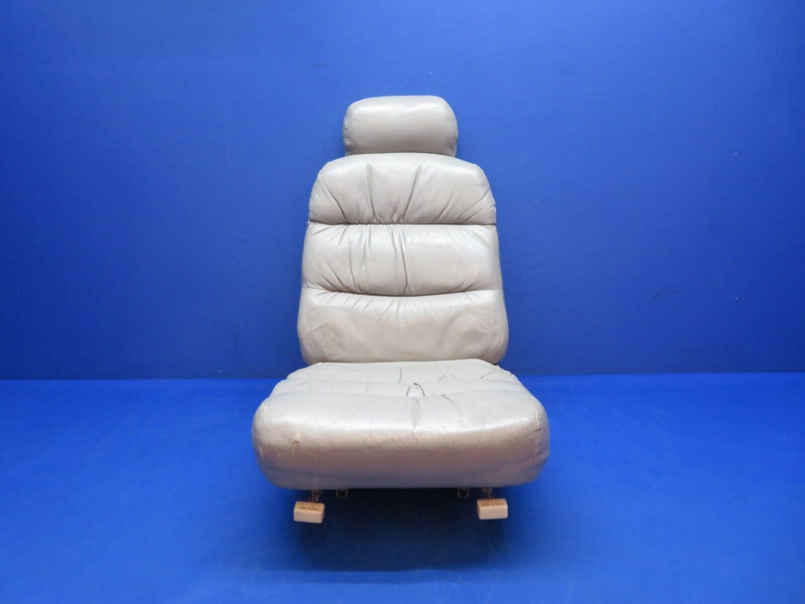 Cessna 310 / 310Q Center RH Seat Assy Grey Leather P/N 0812874-4 (0823-675)