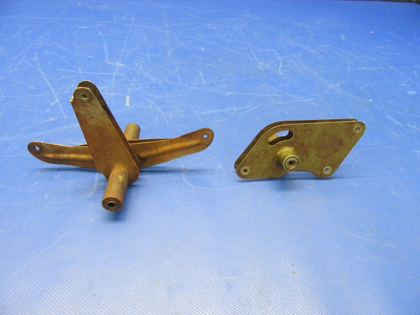 Cessna 172C Skyhawk Bellcrank Aileron & Bellcrank Flap LH P/N 0523223 (0821-392)