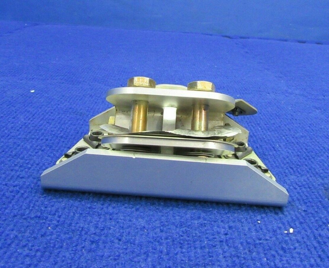 Cirrus SR-22 Upper Gear Attach w Strut End Upper Fitting P/N 16947-001 (0122-393