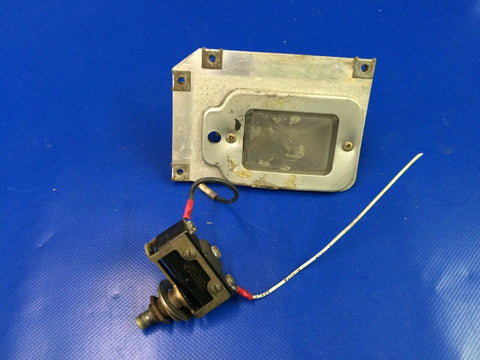Beech Baron 58 Nose Baggage Light and Actuator Switch P/N B3555A307 (1116-37)