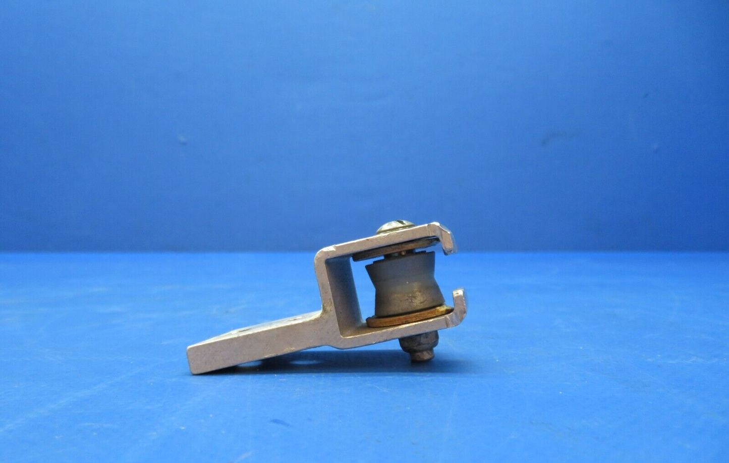 Cessna 172 Wheel Housing Front Seat Assy P/N 0700645-2 (0723-403)
